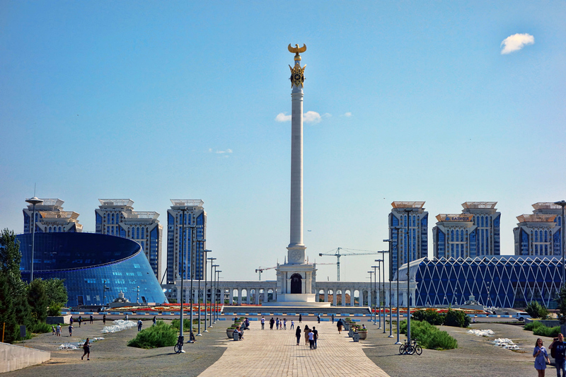 Площадь Независимости и монумент 'Казак Ели'
