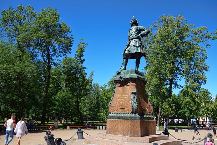 Памятник Петру I в парке