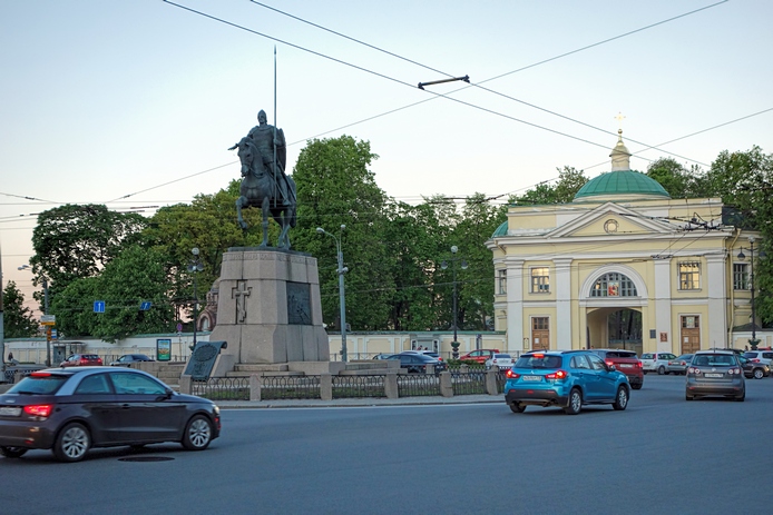 Площадь Александра Невского и надвратная церковь лавры