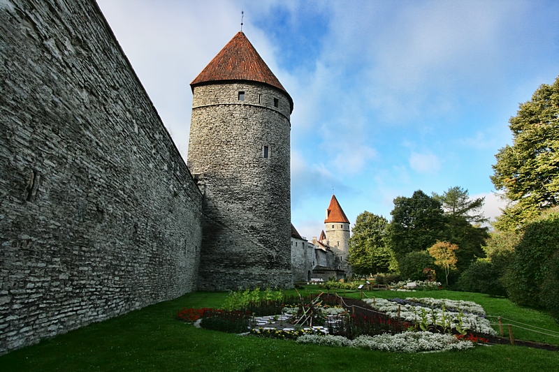Башня Кёйсмяэ, за ней - башня Лёвеншеде