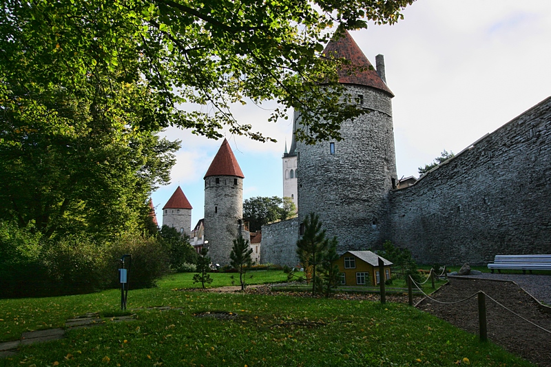 Башня Кёйсмяэ, за ней - Плате, и следующая - башня Эппинга