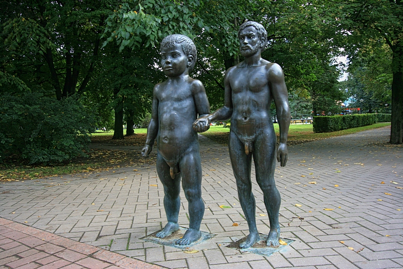 Скульптурная  композиция 'Отец и сын'