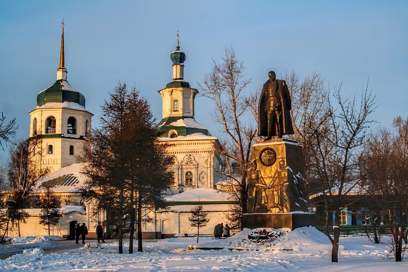 Знаменский монастырь и памятник адмиралу Колчаку