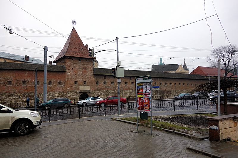 Таможенная площаь и крепостная стена