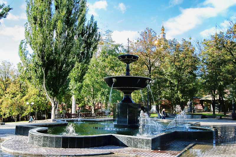 фонтан в сквере возле Покровского монастыря