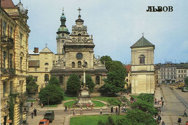 Площадь Воссоединения. Ансамбль бывшего Бернардинского монастыря. XVII век. 